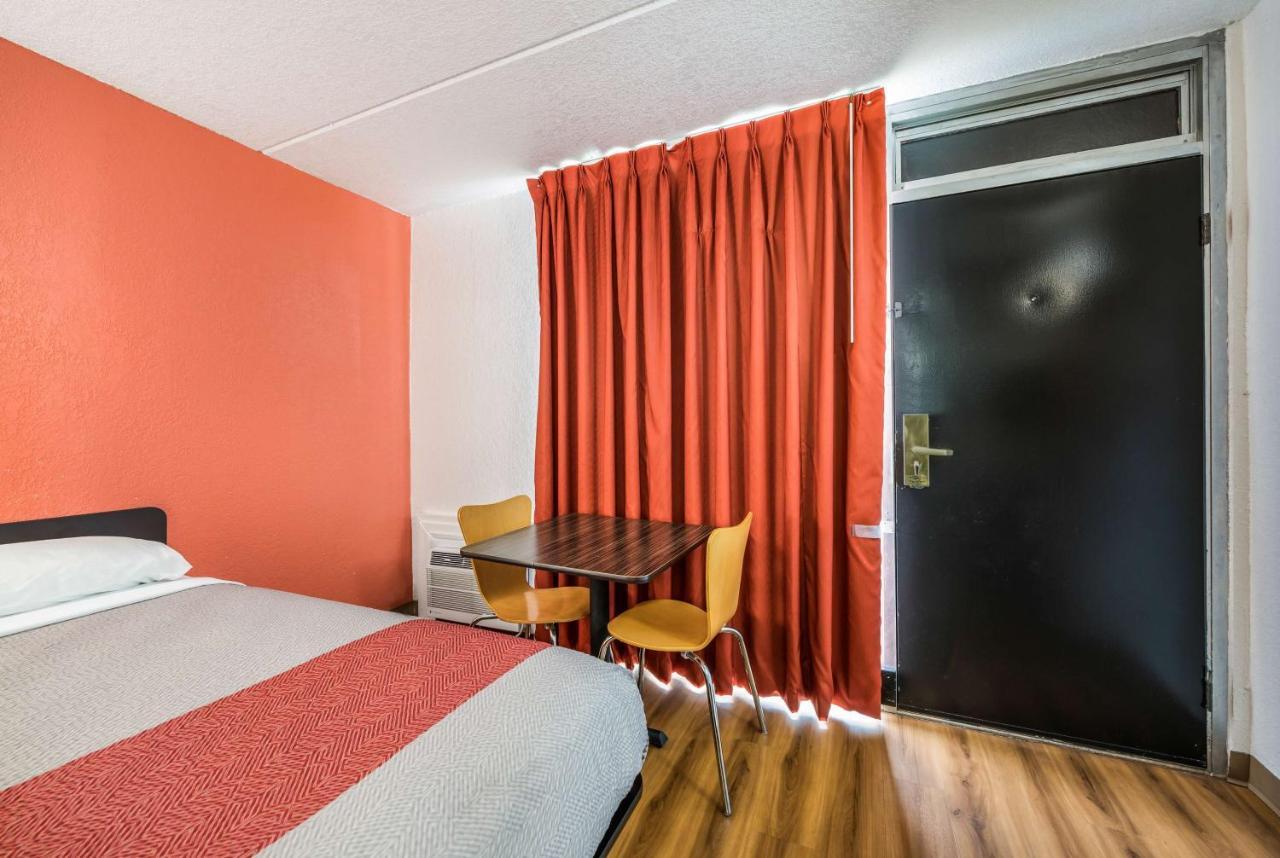 6-henderson, Tx Hotel